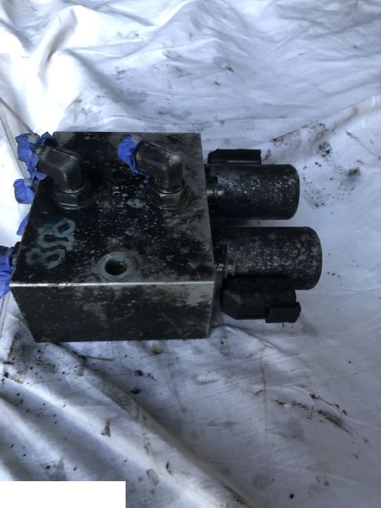 JCB 4CX - Rozdzielacz