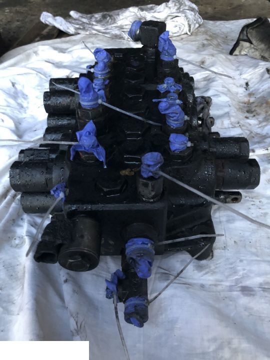 JCB 4CX - Rozdzielacz / Dzielnik Strumienia