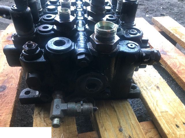 JCB TM 320 - Rozdzielacz Hydrauliczny