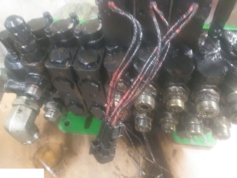 John Deere 3200 - Rozdzielacz