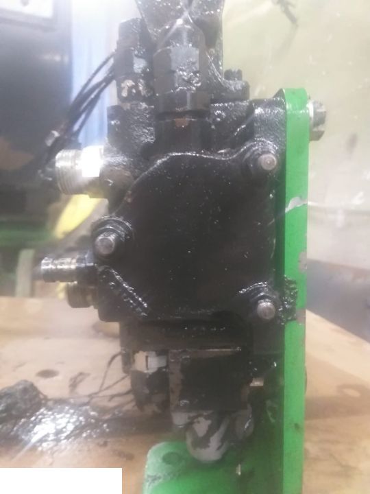 John Deere 3400 - Rozdzielacz