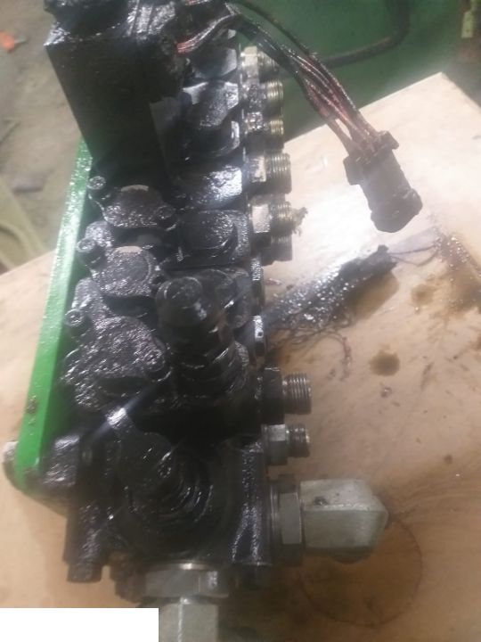 John Deere 3400 - Rozdzielacz