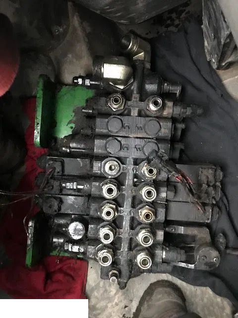 John Deere 3415 - Rozdzielacz