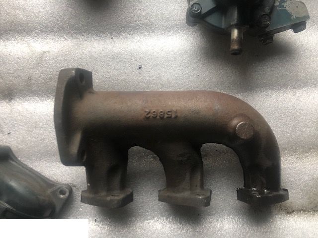 Kubota D722 - Kolektor Wydechowy