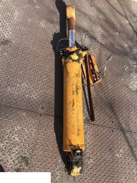 Liebherr 554 - Siłownik Wychyłu Łyźki