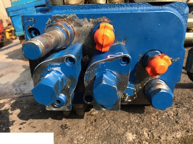 Liebherr L544 L550 L554 - Rozdzielacz Hydrauliczny
