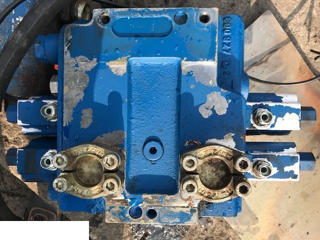 Liebherr L544 L550 L554 - Rozdzielacz Hydrauliczny