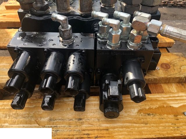 Manitou 627 - Rozdzielacz Hydrauliczny