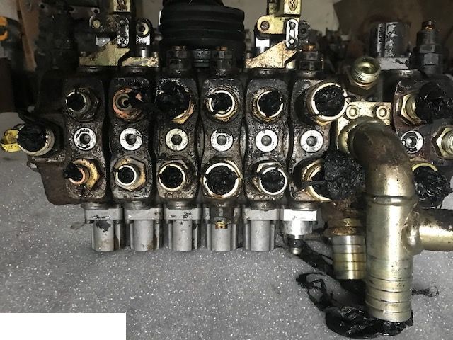 Manitou MT 1233s - Rozdzielacz