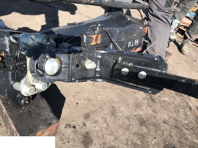 New Holland TM - Mocowanie Błotnika