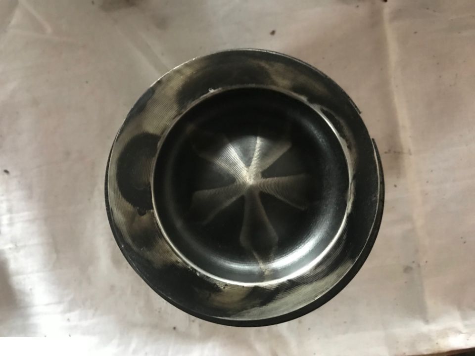 Tłok silnika John Deere 6068 Re15596 , Re19279