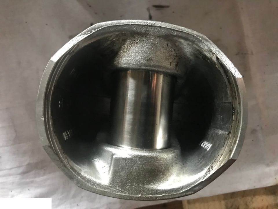 Tłok silnika John Deere 6068 Re15596 , Re19279