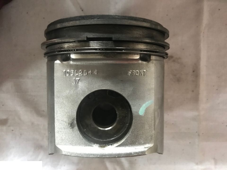 Tłok silnika John Deere 6068 Re15596 , Re19279