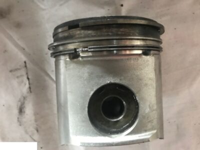 Tłok silnika John Deere 6068 Re15596 , Re19279