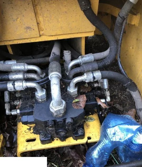 VOLVO L 30 - Rozdzielacz Hydrauliczny Ładowarki