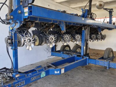 Siewnik do kukurydzy Kinze 2500, 8 rzędów. Bezorkowy.