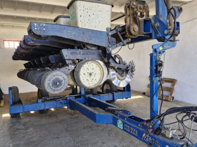 Siewnik do kukurydzy Kinze 2500, 8 rzędów. Bezorkowy.