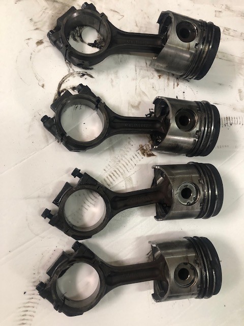 Korbowód R113612 - John Deere 4039