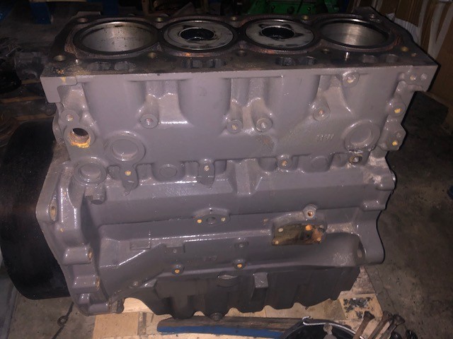 Massey Ferguson 5430 Perkins 1104D-44TA Słupek / Blok [CZĘŚCI]