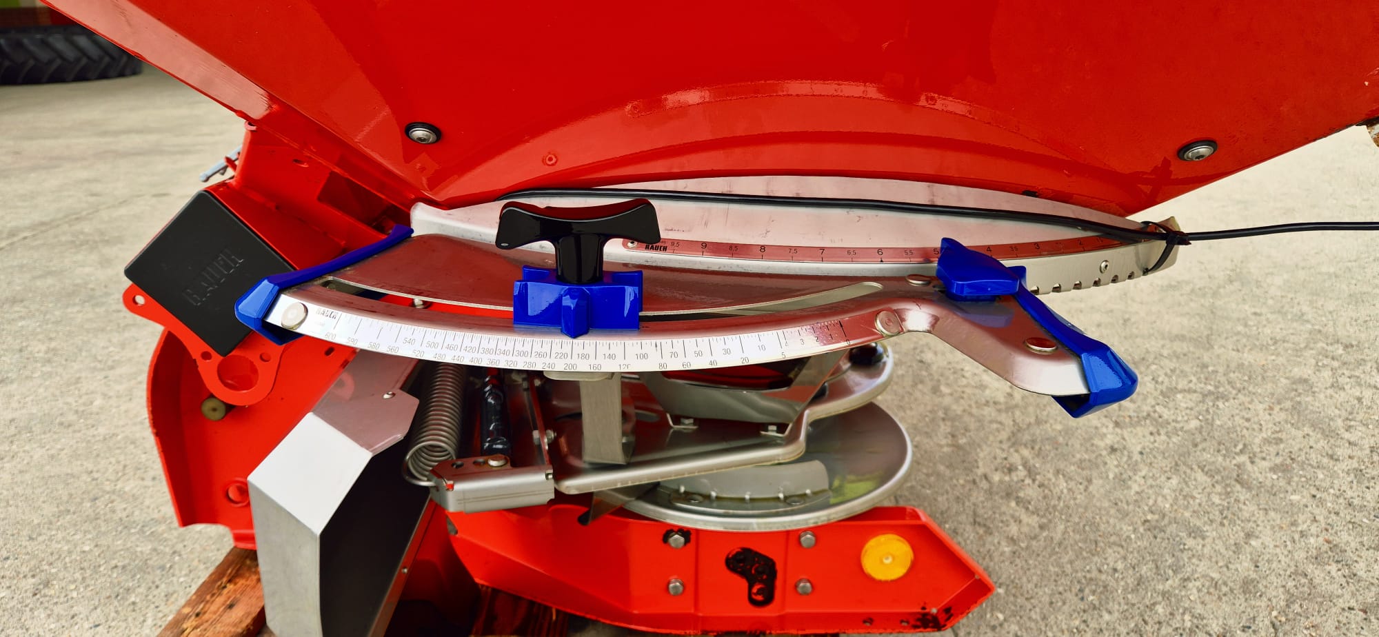 Rozsiewacz nawozów KUHN AXIS 30.1