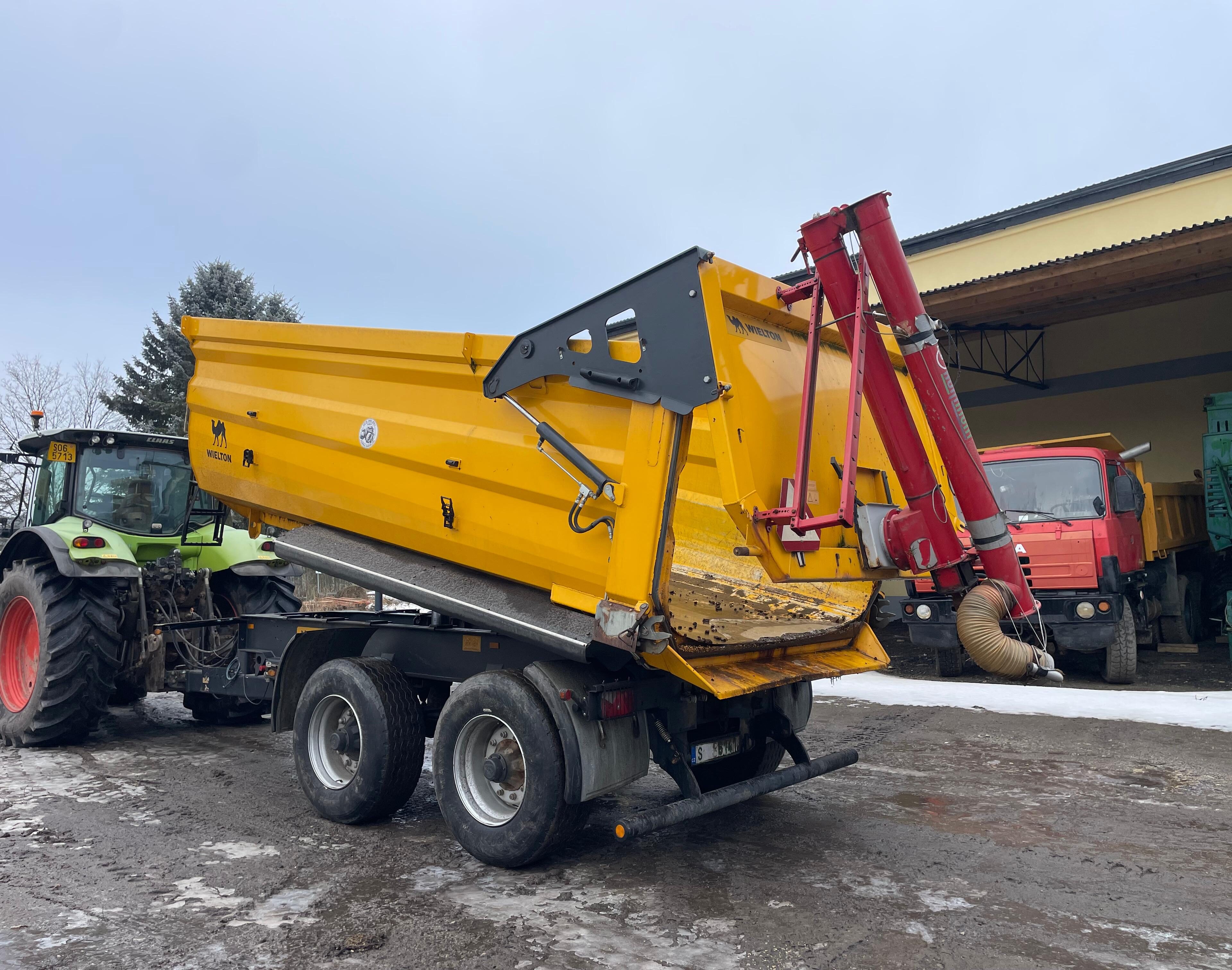 Przyczepa skorupa Wielton że żmijka załadowczą