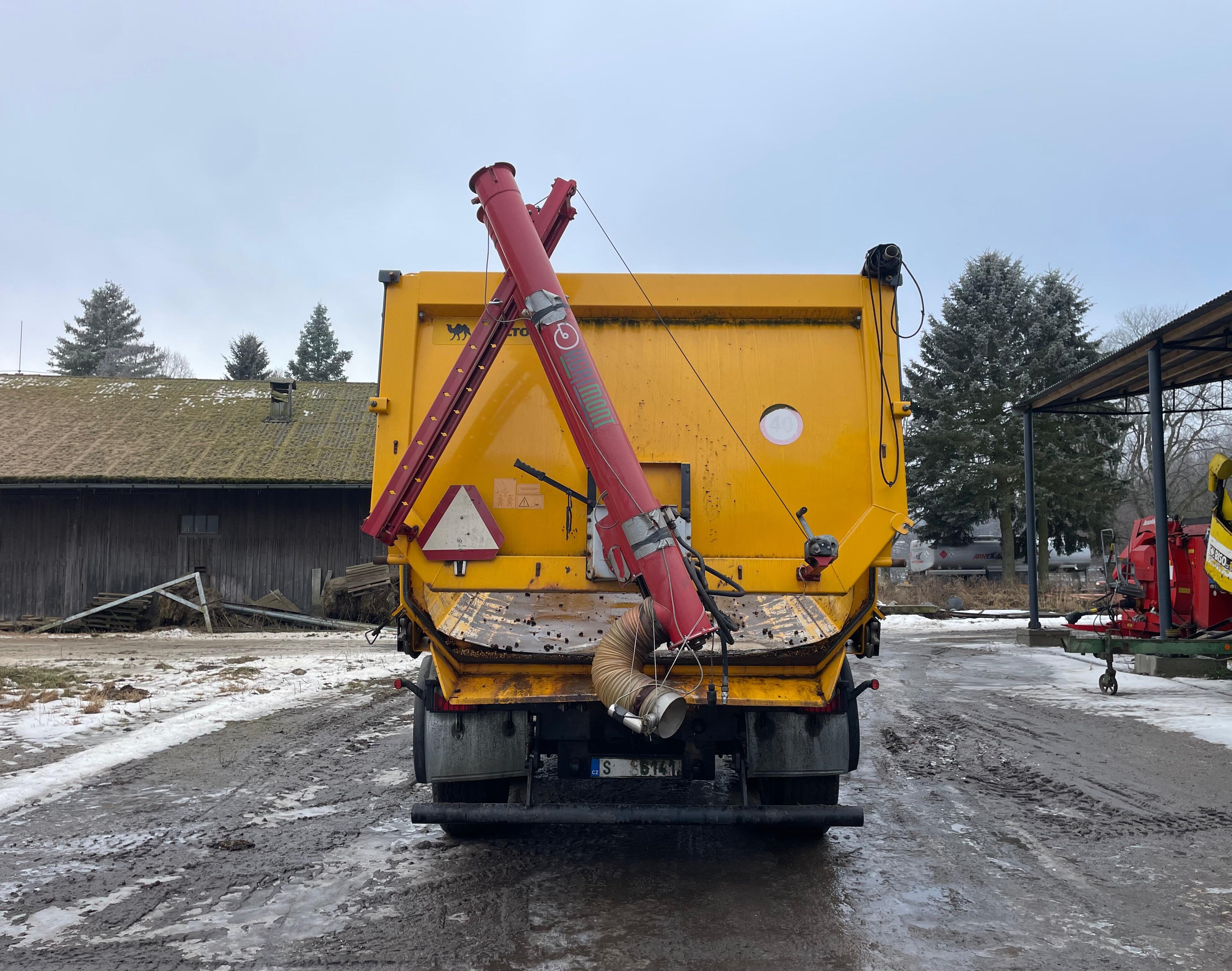 Przyczepa skorupa Wielton że żmijka załadowczą