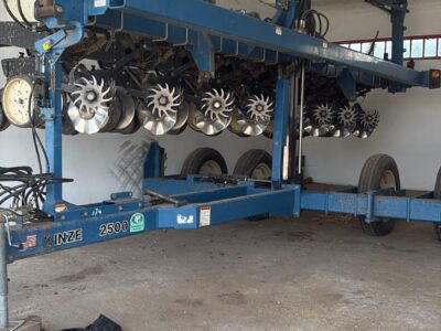 Siewnik do kukurydzy Kinze 2500. 8 rzędowy. Bezorkowy.