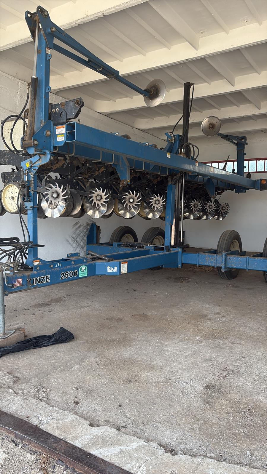 Siewnik do kukurydzy Kinze 2500. 8 rzędowy. Bezorkowy.