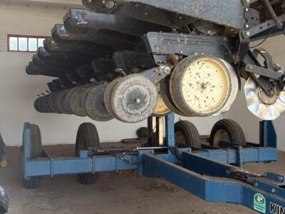 Siewnik do kukurydzy Kinze 2500. 8 rzędowy. Bezorkowy.