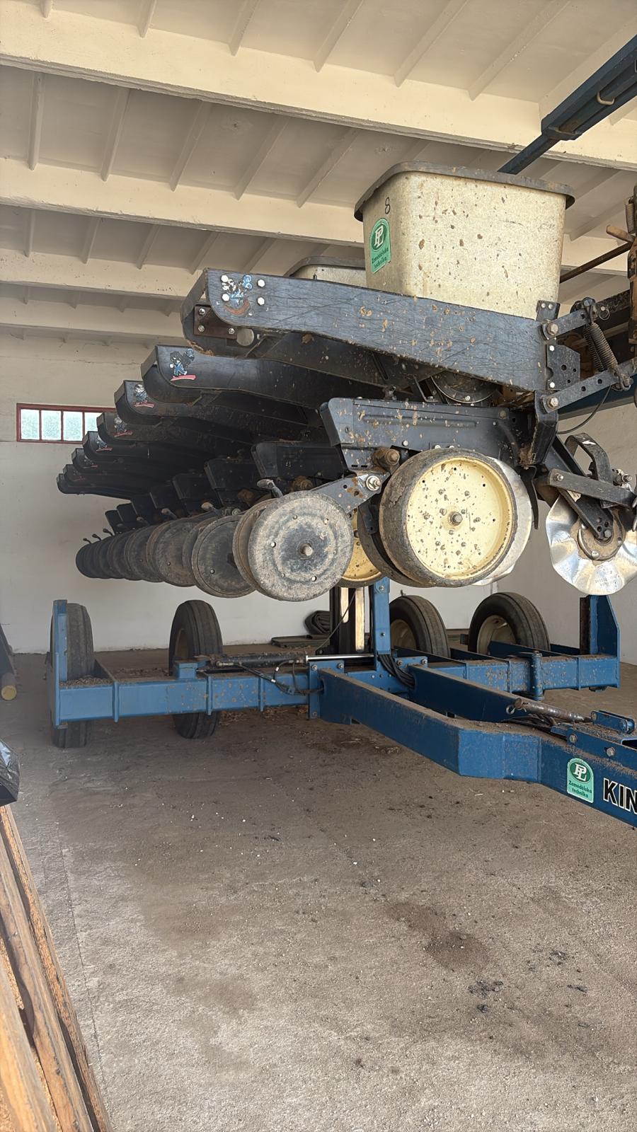 Siewnik do kukurydzy Kinze 2500. 8 rzędowy. Bezorkowy.