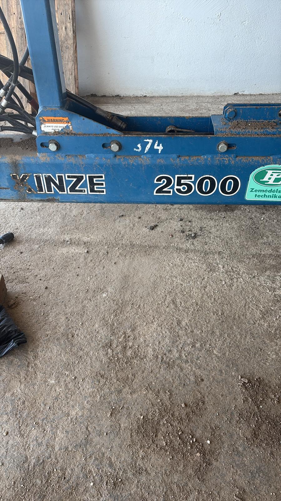 Siewnik do kukurydzy Kinze 2500. 8 rzędowy. Bezorkowy.