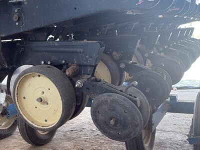 Siewnik do kukurydzy Kinze 2500. 8 rzędowy. Bezorkowy.