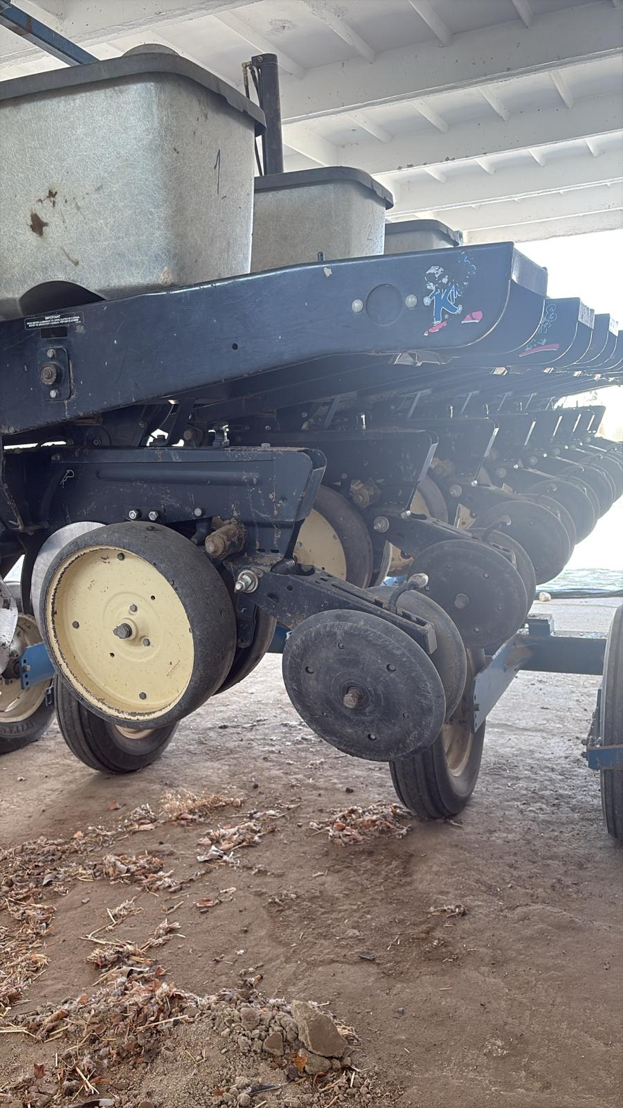 Siewnik do kukurydzy Kinze 2500. 8 rzędowy. Bezorkowy.