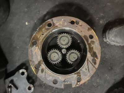 Cat 906H , Cat 907H zwolnica piasta koła