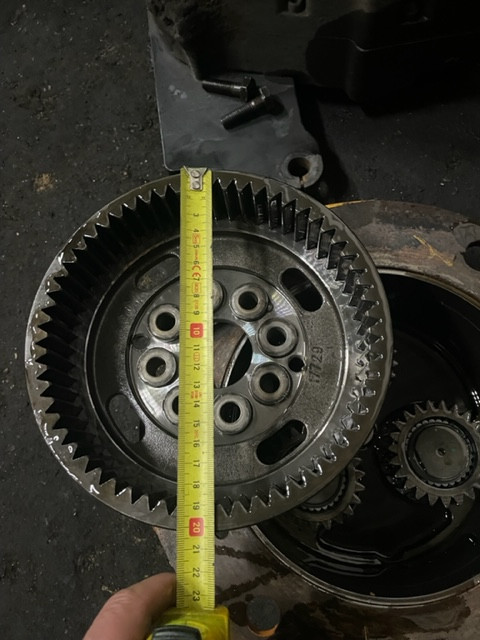 Cat 906H , Cat 907H zwolnica piasta koła