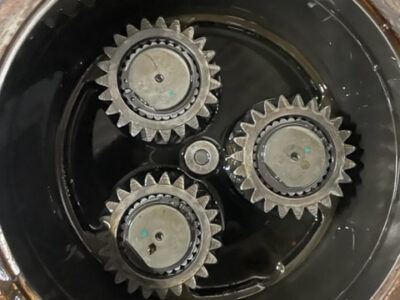 Cat 906H , Cat 907H zwolnica piasta koła