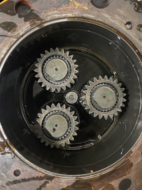 Cat 906H , Cat 907H zwolnica piasta koła