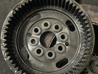 Cat 906H , Cat 907H zwolnica piasta koła