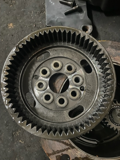 Cat 906H , Cat 907H zwolnica piasta koła