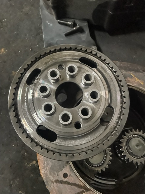 Cat 906H , Cat 907H zwolnica piasta koła