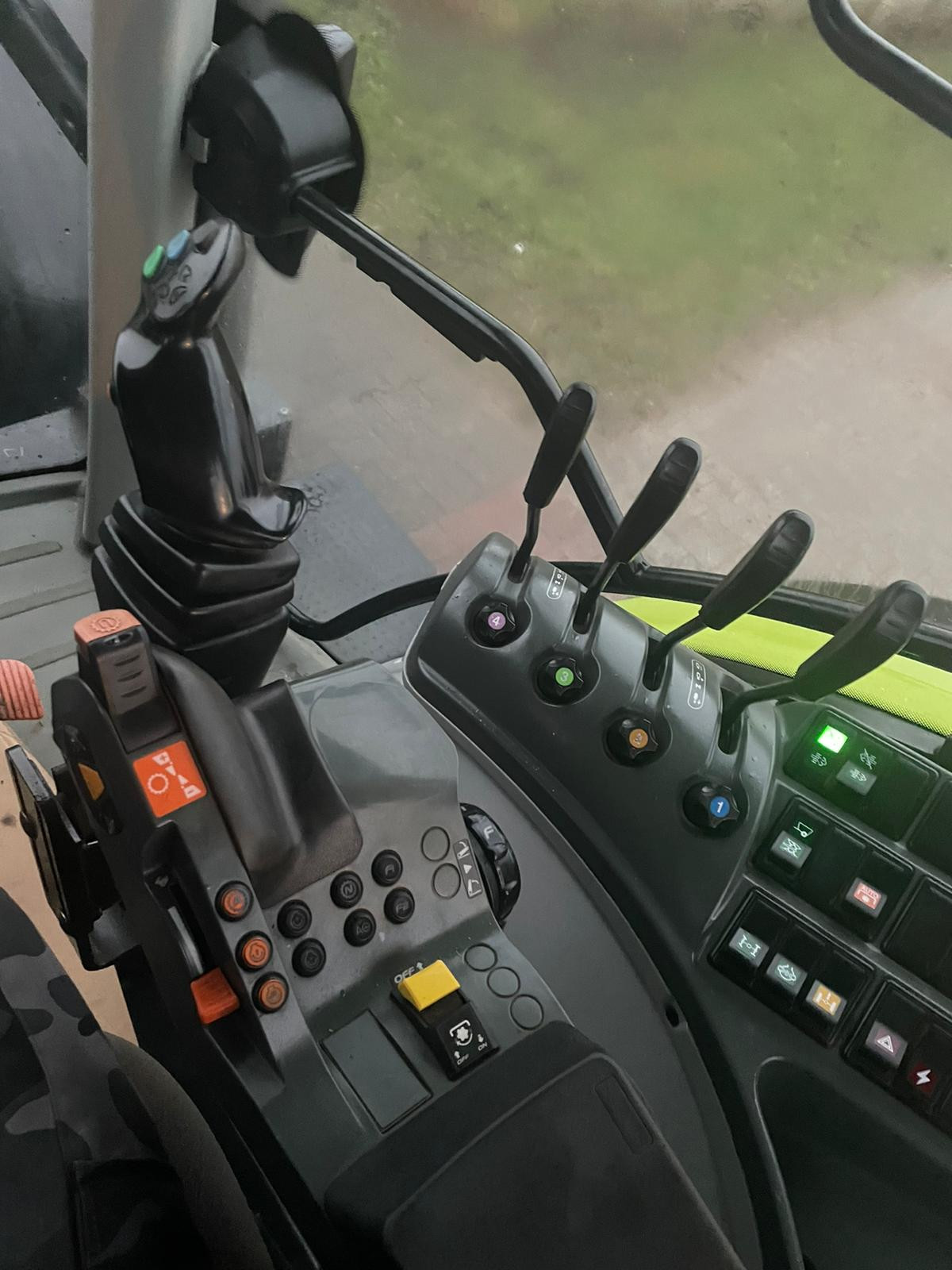 Claas Arion 650 Hexashift