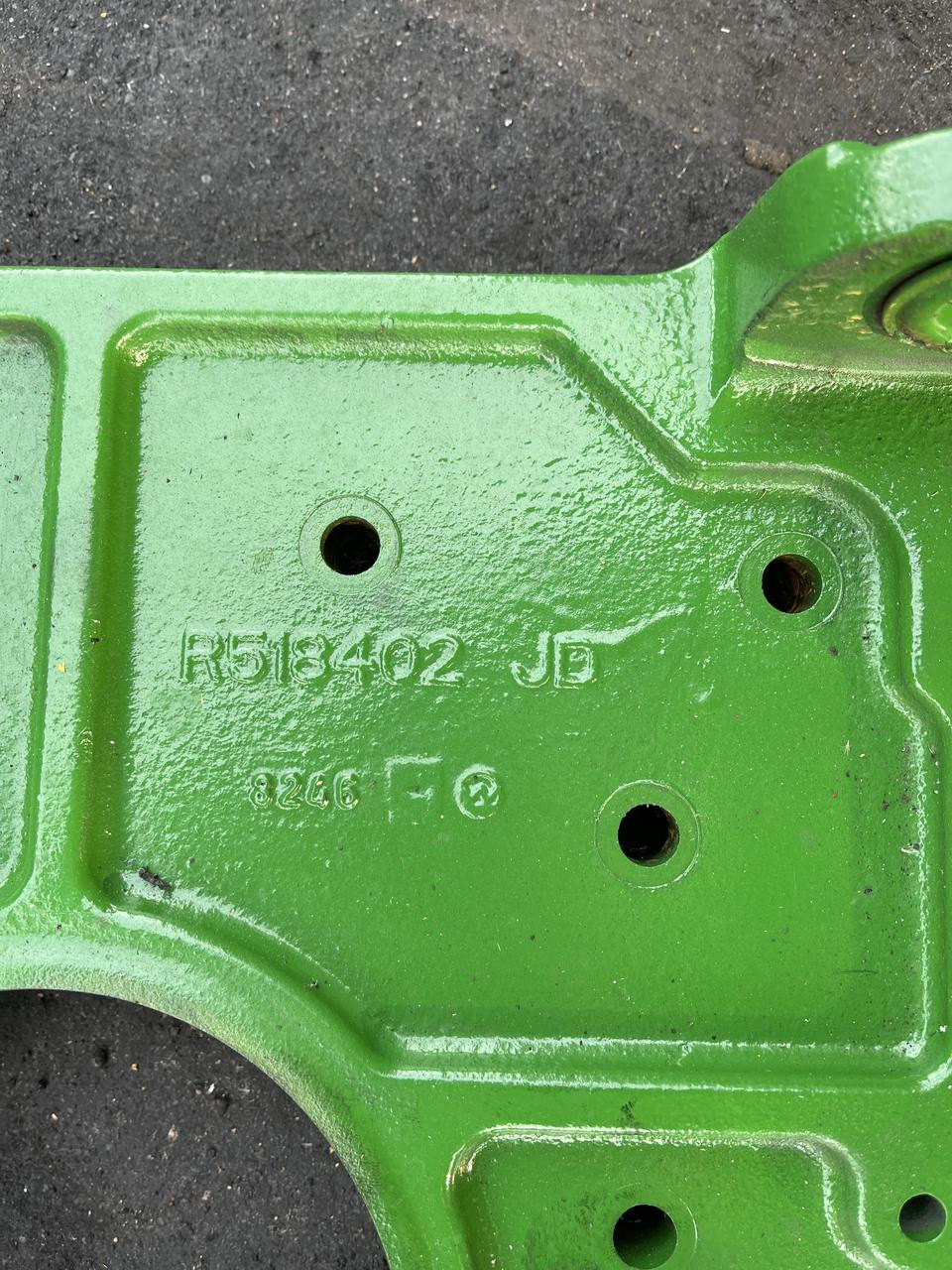 John Deere - [Kryza] Silnika R518402 | John Deere [Kryza] - Wspornik Silnika | John Deere 7220