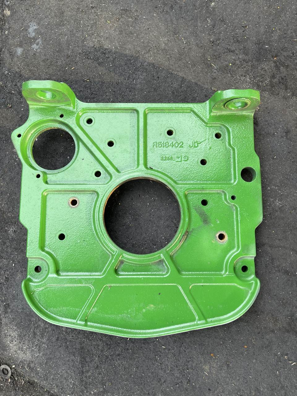 John Deere - [Kryza] Silnika R518402 | John Deere [Kryza] - Wspornik Silnika | John Deere 7420