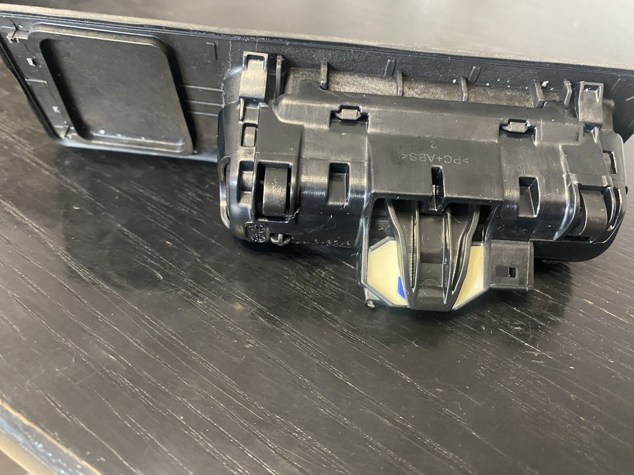 Rączka tylnej klapy bagaźnika - przycisk bagaźnika BMW x1 F48