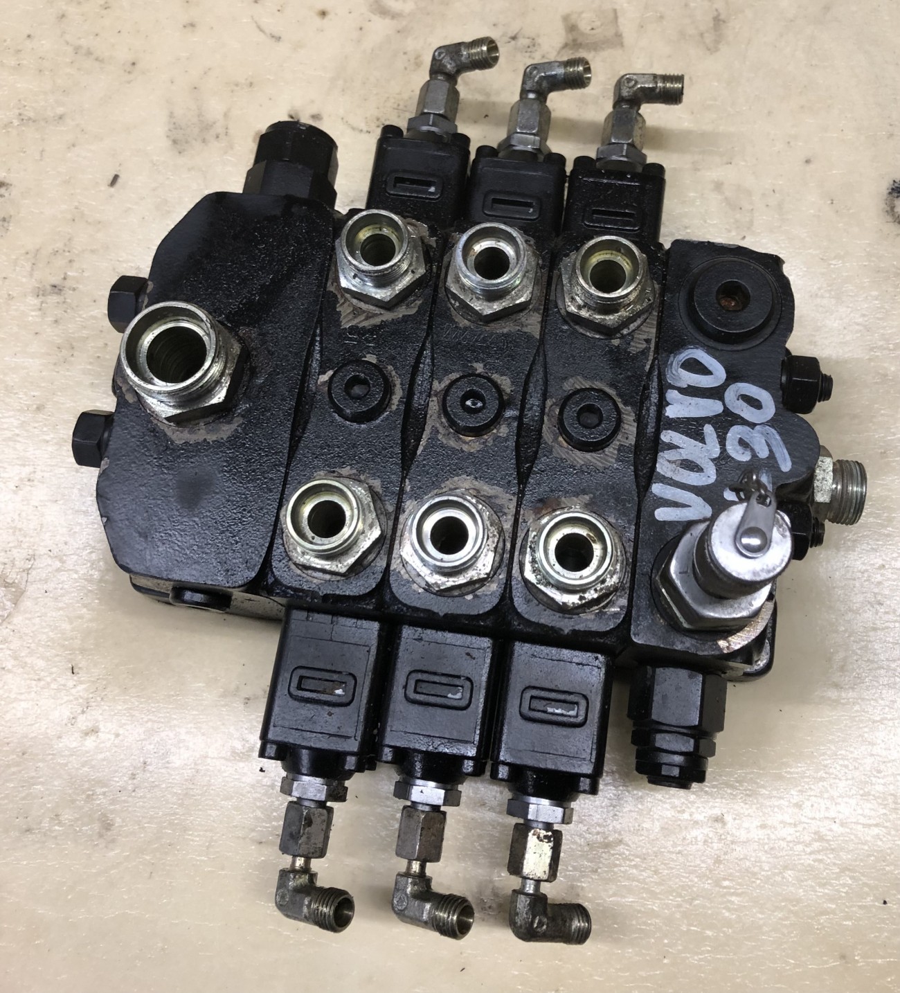 Rozdzielacz ładowarki Volvo L30