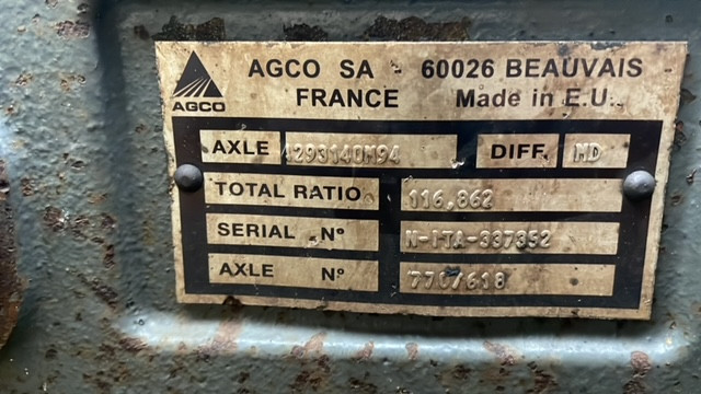 Valtra S322 most napędowy przedni części