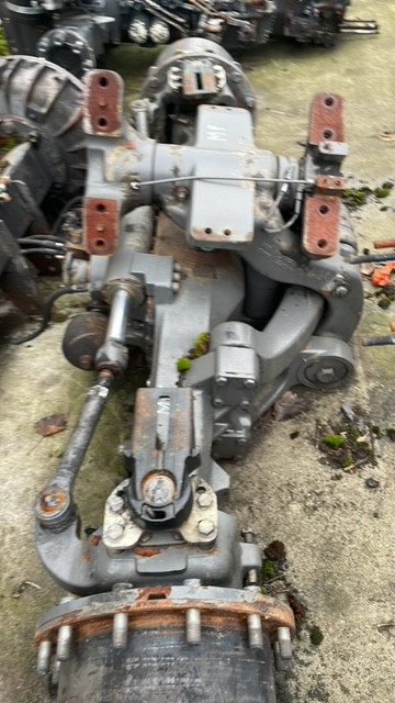 Valtra S322 most napędowy przedni części