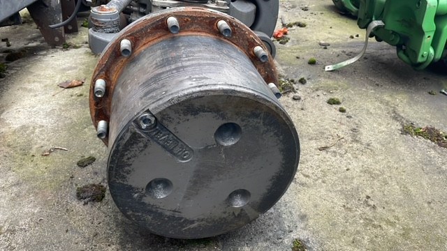 Valtra S322 most napędowy przedni części