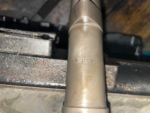 Wałek rozrządu 837070193 camshaft Sisu 620 oryginał