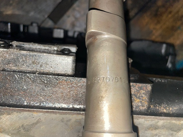 Wałek rozrządu 837070193 camshaft Sisu 620 oryginał